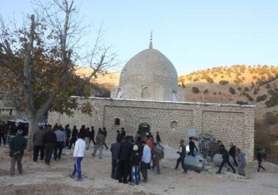 بیش از ۳۰۰ بقعه متبرکه، مسجد و حسینیه در شهرستان بویراحمد  وجود دارد.