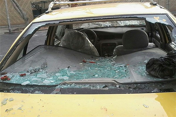 تصاویر حمله به تاکسی حامل علی مطهری
