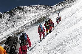 تیم کوهنوردی شهرستان‌های کهگیلویه و لنده به ارتفاعات دره کوهستانی گلزرد صعود کردند