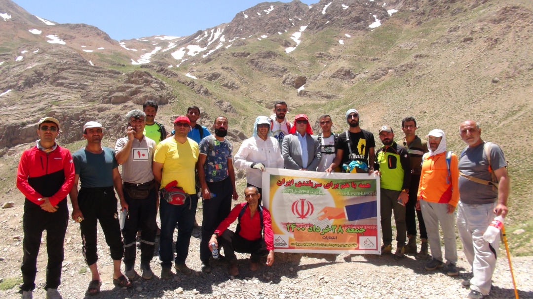 مسابقه دوی کوهستان با شعار همدلی در انتخابات در ارتفاعات دنای کهگیلویه و بویراحمد برگزار شد