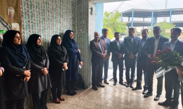 کارکنان شعبه بیمه دانا یاسوح  با حضور در دبیرستان دخترانه نمونه الزهرا روز معلم را تبریک گفتند